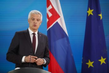 Slovensko rozhodlo o znížení personálu ruského veľvyslanectva o 35 osôb