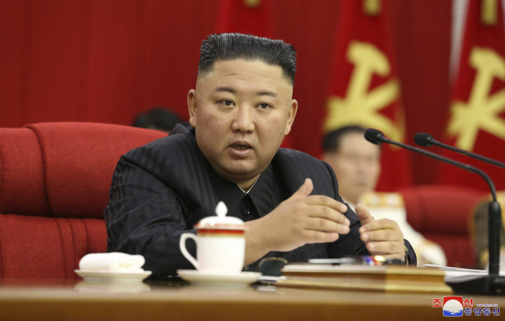 Severná Kórea hlási cez milión nakazených covidom. Kim povolal armádu
