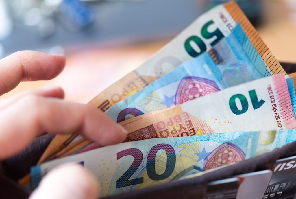 Eurové bankovky. Ilustračná snímka. Foto: TASR/DPA