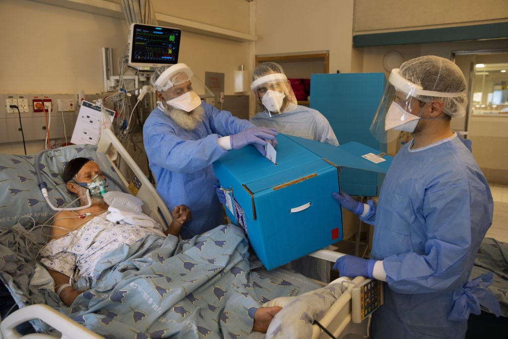 Väčšina zo 143 izraelských pacientov hospitalizovaných s covidom je plne zaočkovaná. Úmrtnosť zostáva nízka
