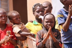 Džihádisti v Burkine Faso vraždia kresťanov aj moslimov. Kresťania sa však boja nútenej konverzie