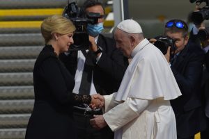 Pápež sa na bratislavskom letisku rozlúčil so Slovenskom a odcestoval do Ríma