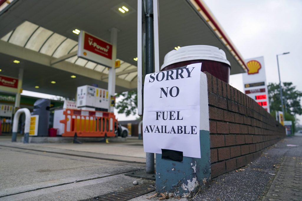 Britom dochádza už aj benzín. Najmenej polovica čerpacích staníc nemá zásoby. V hre je nasadenie armády