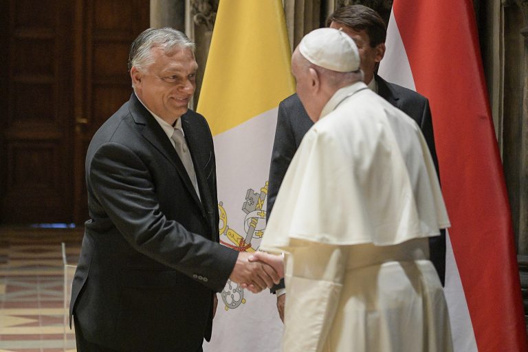 Pápež má záujem odmeniť dobré úmysly Orbána v súvislosti s vojnou, zaznelo pred návštevou Františka v Maďarsku