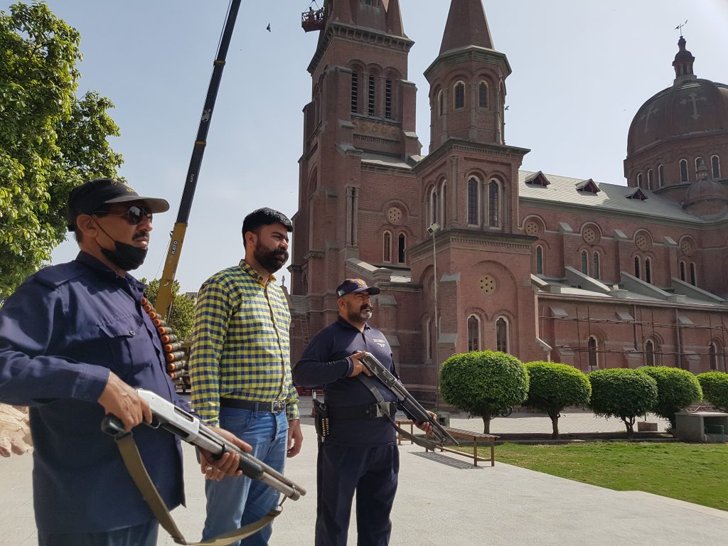 V pakistanských kostoloch sprísňujú bezpečnostné opatrenia. Kresťania sa po návrate Talibanu boja útokov