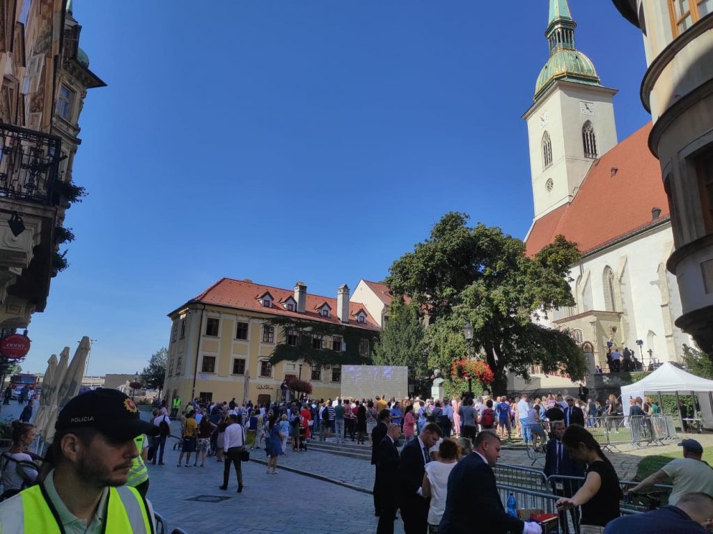 Pápež vraví: Ešte žijem. Krátka reportáž z duchovného virvaru v centre Bratislavy