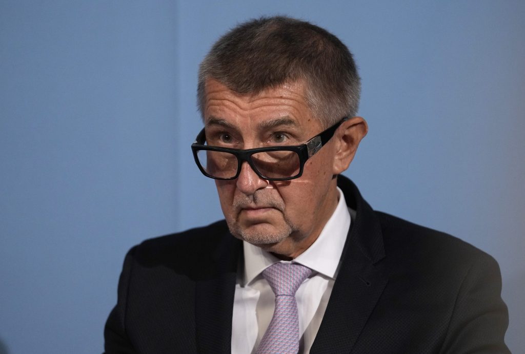 Český expremiér Andrej Babiš je obžalovaný v kauze Čapí hnízdo. V prezidentskej kandidatúre mu to nebráni