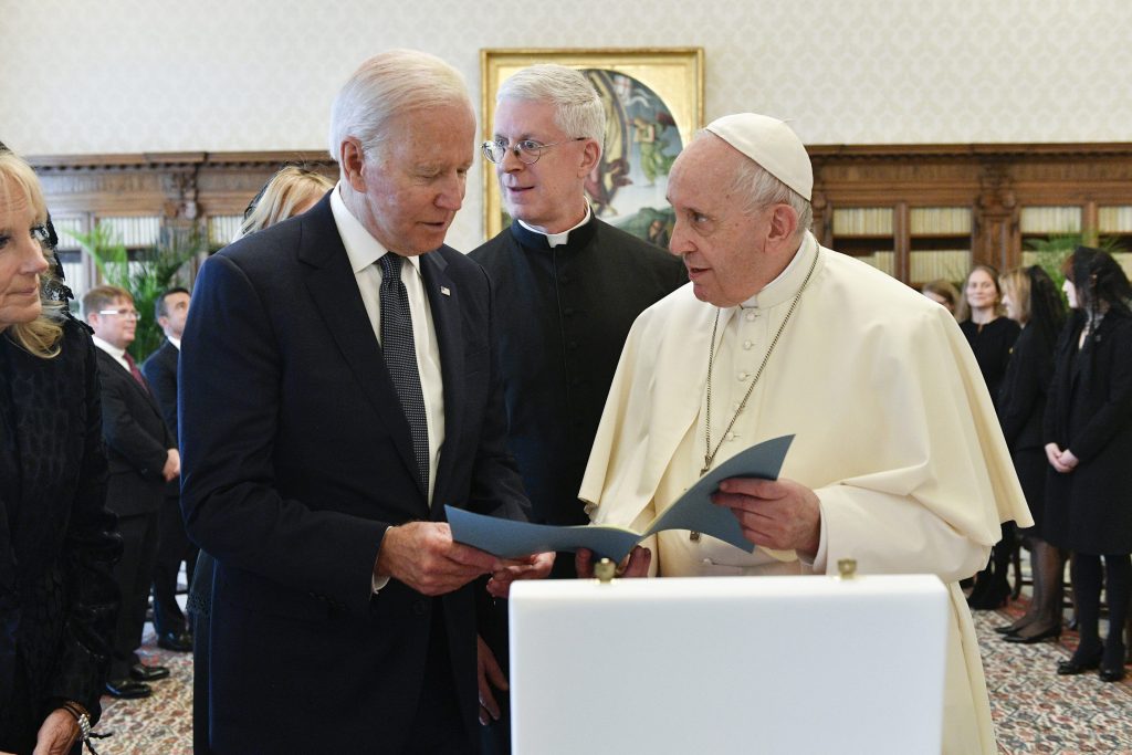 Prezident Biden: Pápež mi povedal, že som dobrý katolík a mám chodiť na prijímanie