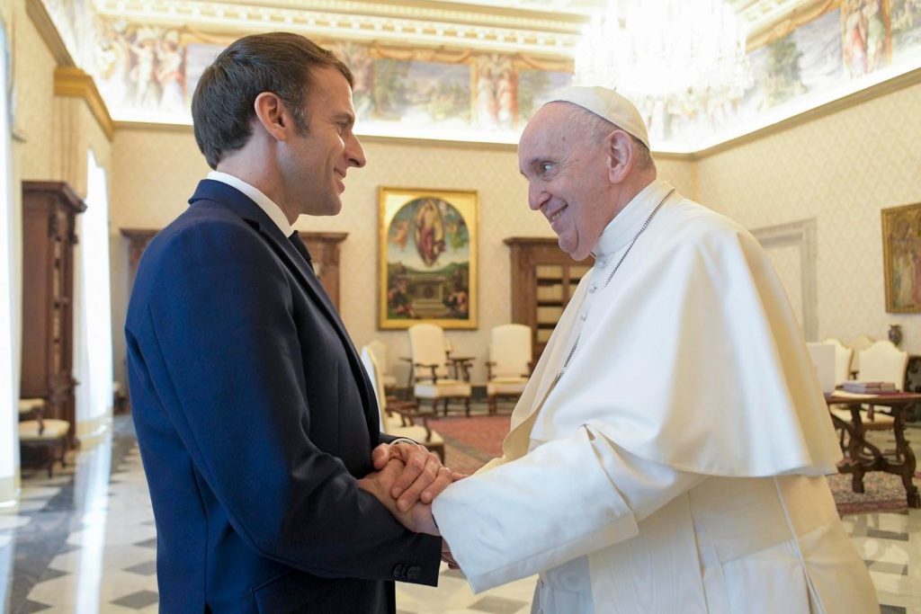 Čo sa deje v Ríme: Macron u pápeža vábi katolíckych voličov. František vraj do Ríma opäť privezie migrantov