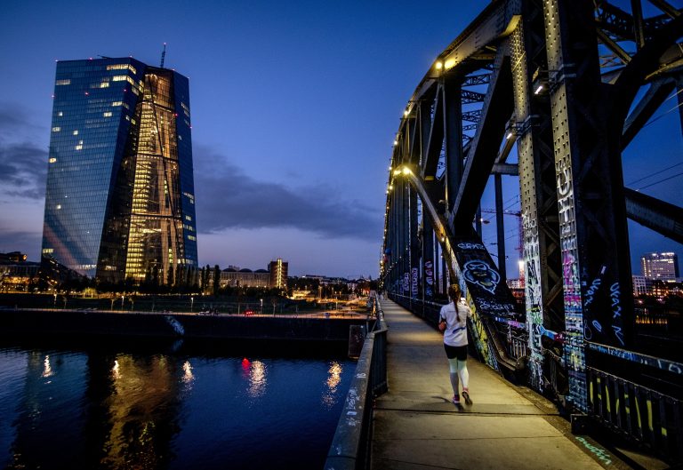 ECB: Počet podvodov s platobnými kartami v eurozóne klesol na rekordné minimum