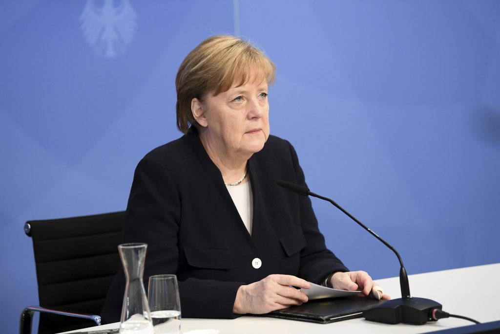 Merkelová: Dajte sa očkovať, pomáha to.  V poslednom videu žiada Nemcov o solidaritu v boji s vírusom
