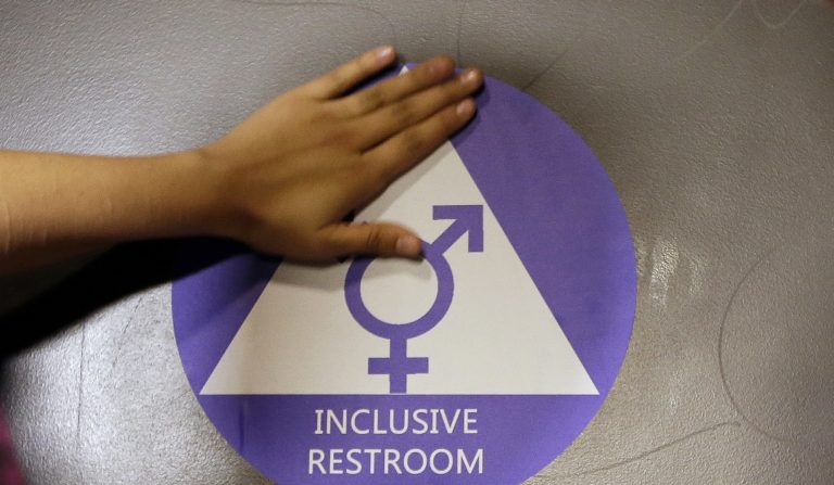 Transrodoví študenti budú mať zákaz použiť toaletu opačného pohlavia, žiada návrh zákona v Arkansase