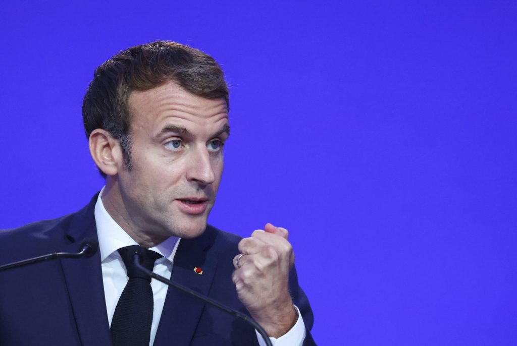 Macron: Neočkovaných Francúzov chceme naštvať. Budeme ich trápiť až do konca