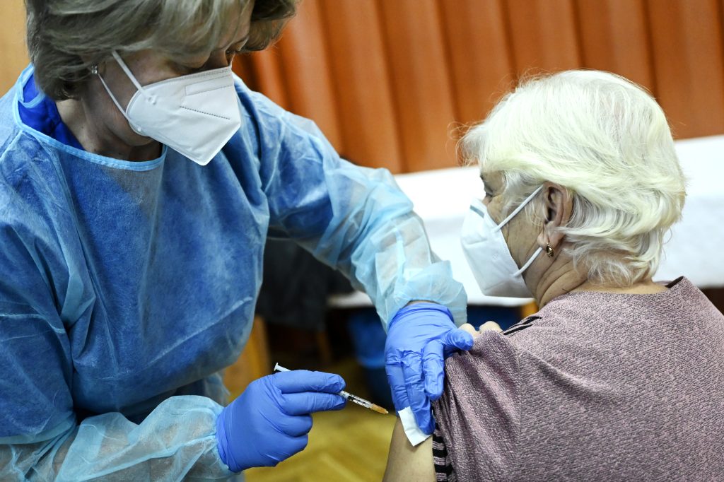 Finančný príspevok za očkovanie schválený: seniori dostanú 200 alebo 300 eur
