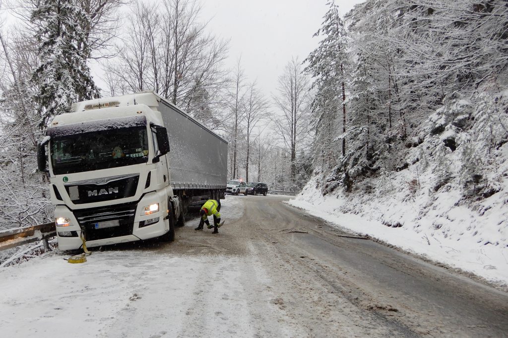 Zima komplikuje dopravu na Slovensku i v Česku. Poľadovica sa z hôr vkráda do nížin