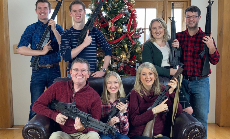 Veselé Vianoce a Santa, prines muníciu. Politik z USA zaujal fotkou s ozbrojenou rodinou