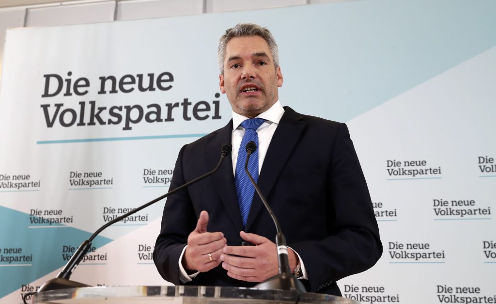 Po politickom zemetrasení bude novým rakúskym kancelárom minister vnútra Nehammer
