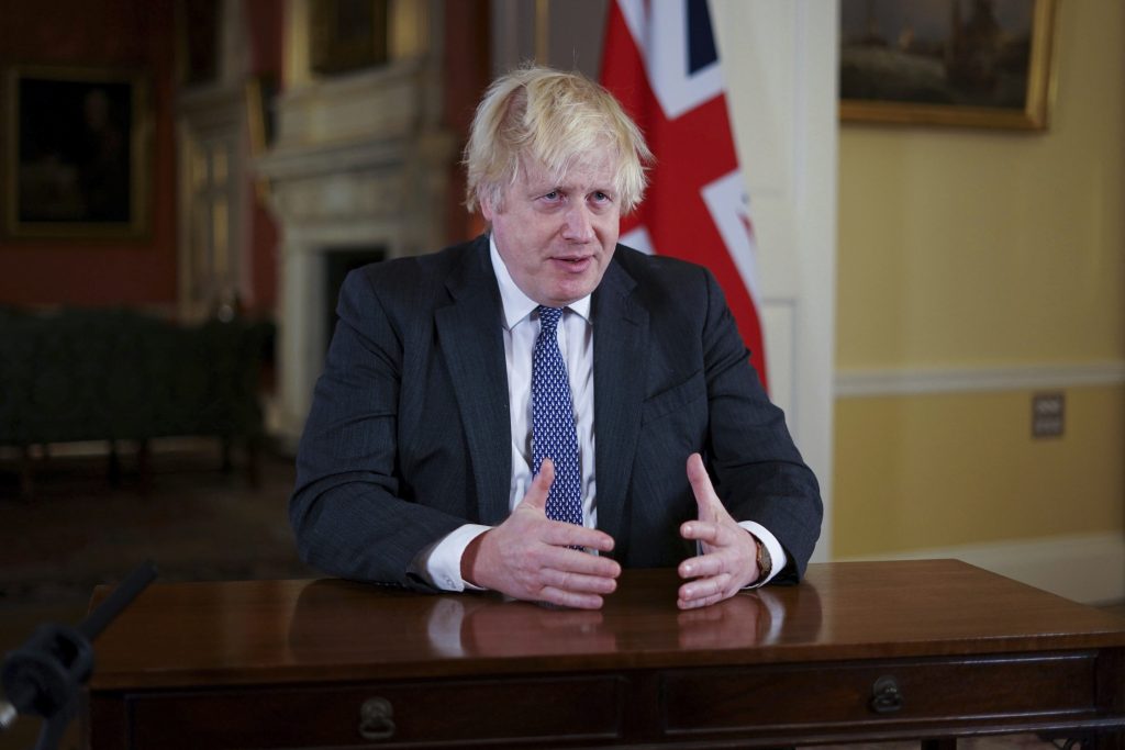 Boris Johnson používa pandémiu ako mŕtvu mačku