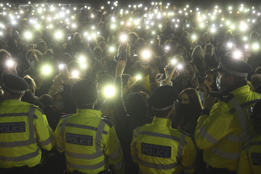Britskí policajní náčelníci zvažujú, že svoj zbor označia za inštitucionálne rasistický