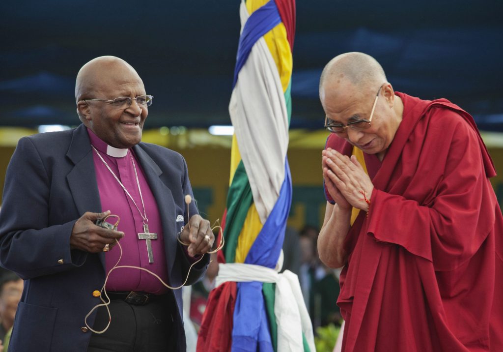 Ve veku 90 rokov zomrel biskup a bojovník proti apartheidu Desmond Tutu. Uctili si ho svetoví lídri