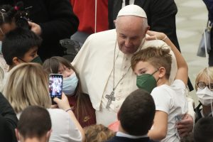 Pápež na vianočnej omši volá po návrate do Betlehema: Veľkosť Boha je v jeho malosti