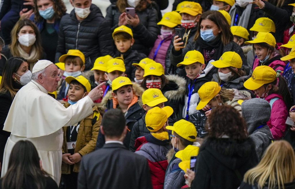 Pápežov týždeň: Utekáme pred tichom k rádiu a televízii