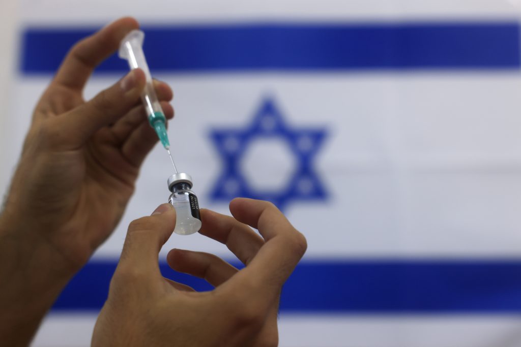 Očkovacia komisia v Izraeli odporučila, aby sa nepodávala štvrtá dávka vakcíny