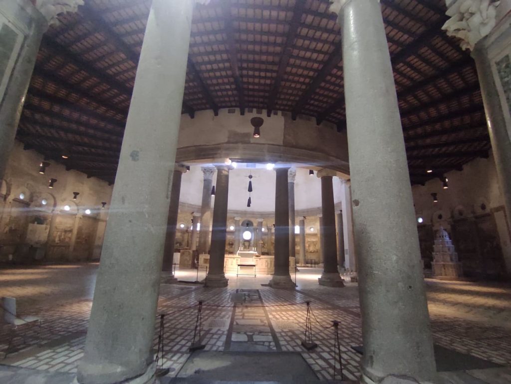 Bazilika svätého Štefana v Ríme zobrazuje pôsobivo až brutálne mnohých mučeníkov