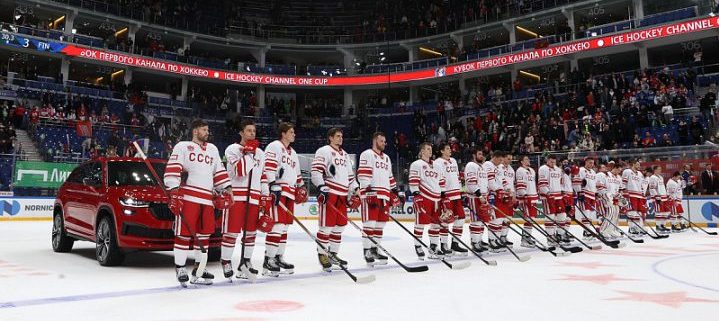 Ruskí hokejisti nastúpili v dresoch ZSSR. Je to akoby boli Nemci v svastikách, tvrdia kritici
