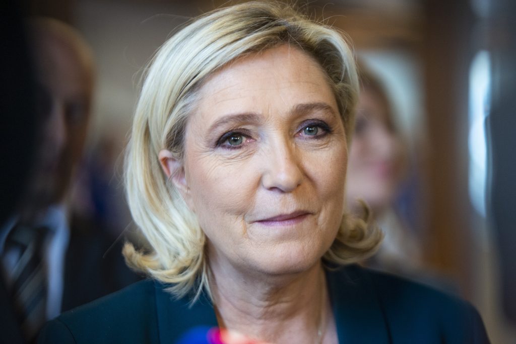 Francúzski voliči sa posúvajú doprava. Le Penová je už pre nich prijateľnejšia, tešiť by sa však nemala
