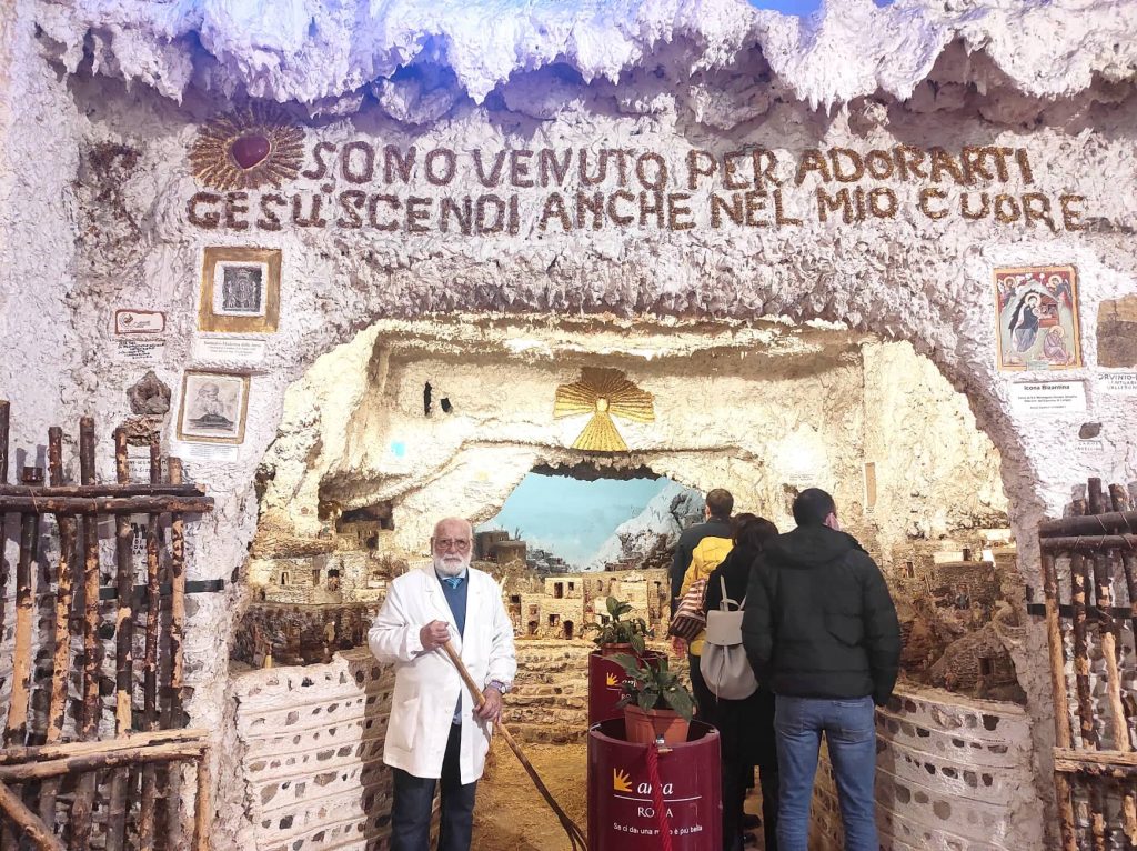 Legendárny Betlehem smetiarov pri Vatikáne, ktorý navštívili traja pápeži, oslavuje 50 rokov