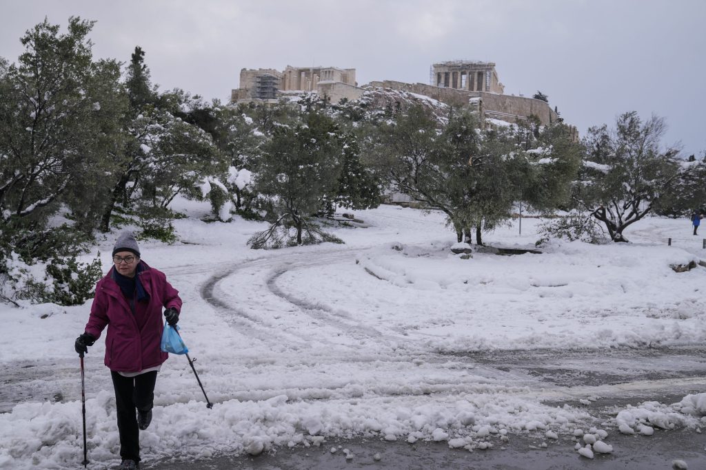 Obvykle slnečné Grécko zasiahla masívna snehová kalamita. Pod Akropolou bojujú s tonami snehu bagre, pomáha im armáda