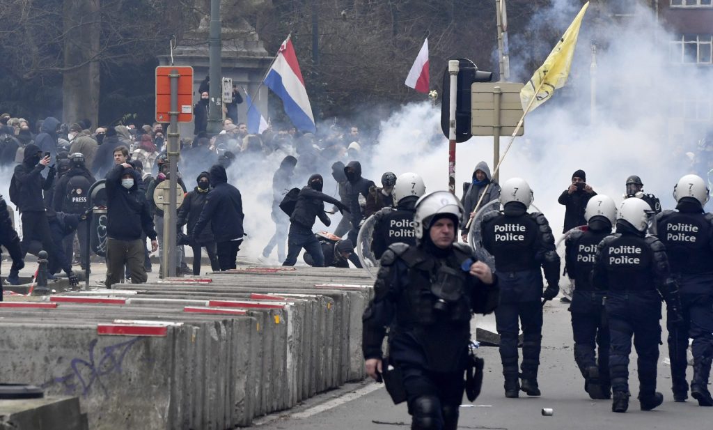 V Bruseli proti opatreniam protestovalo 50-tisíc ľudí. Polícia dav rozháňala vodným delom