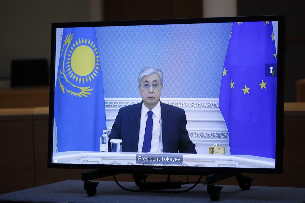 Kazašský prezident sľúbil Európe ropu. Potom mu začalo horieť najväčšie ropné pole
