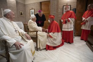 Benedikt XVI. sa nikdy nestane svätým, je to zbabelý útok na Ratzingera, píšu vatikanisti