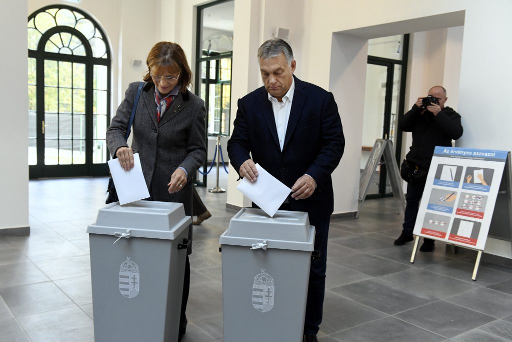 Europoslanci chcú vyslanie monitorovacej misie na maďarské parlamentné voľby