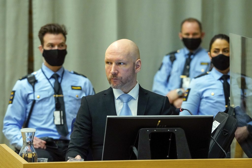Breivik je rovnako nebezpečný ako v roku 2011. V spoločnosti by mal malú šancu na fungovanie, tvrdí súdna psychiatrička