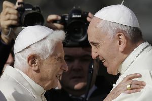 Pápež František varoval pred spoločenstvom smutných, vatikanisti bránili Benedikta XVI.