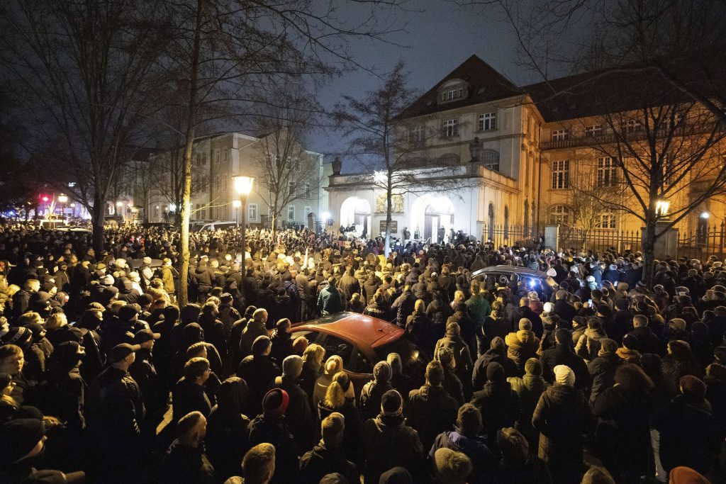 V Nemecku proti obmedzeniam či očkovaniu protestovali desaťtisíce ľudí