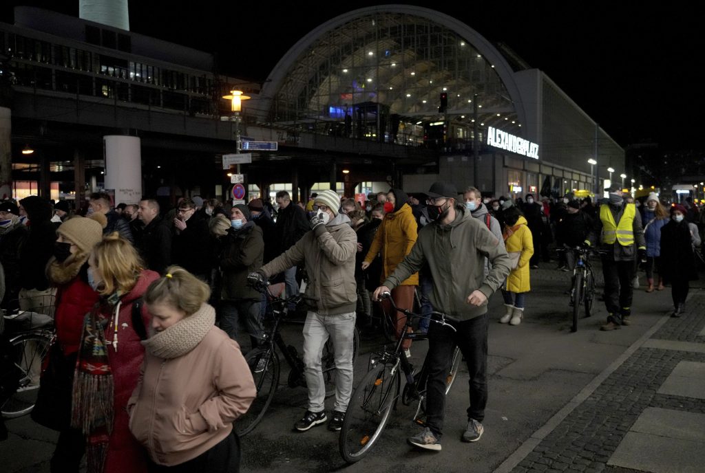 Proti pandemickým opatreniam protestovali v Nemecku desaťtisíce ľudí