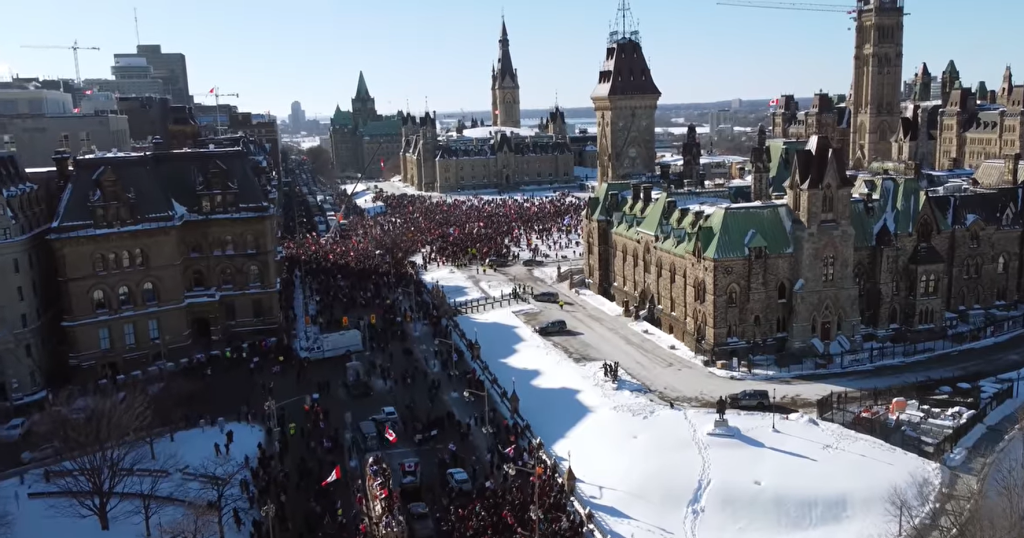 Priaznivci Konvoja slobody dorazili do Ottawy. Musk im drží palce, Trudeau mesto opustil
