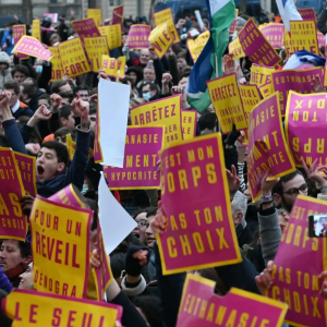 V Paríži bol pochod za život. Napadli ho aktivistky Femen, portál francúzskych biskupov akciu odignoroval