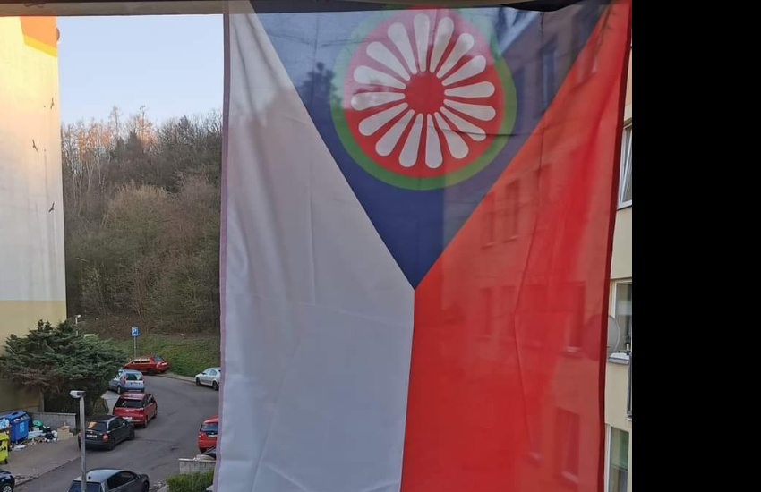 Hanobenie štátnych symbolov? Aktivista dostal pokutu za česko-rómsku zástavu