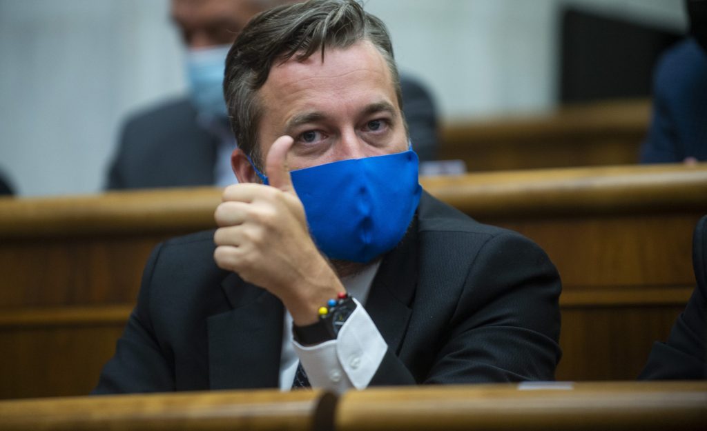 SAV vyzvala Blahu, aby okamžite odišiel z akadémie. Nevyštvú ma, odkazuje politik