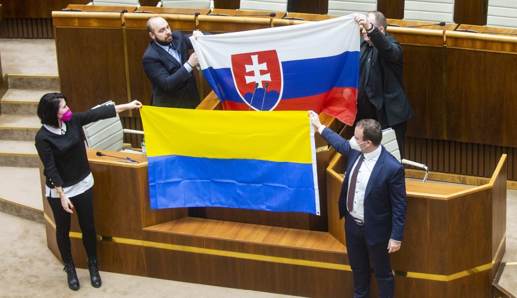 Naťahovanie o ukrajinskú vlajku v parlamente má medzinárodný ohlas. Všimli si ho médiá v Rusku aj v USA