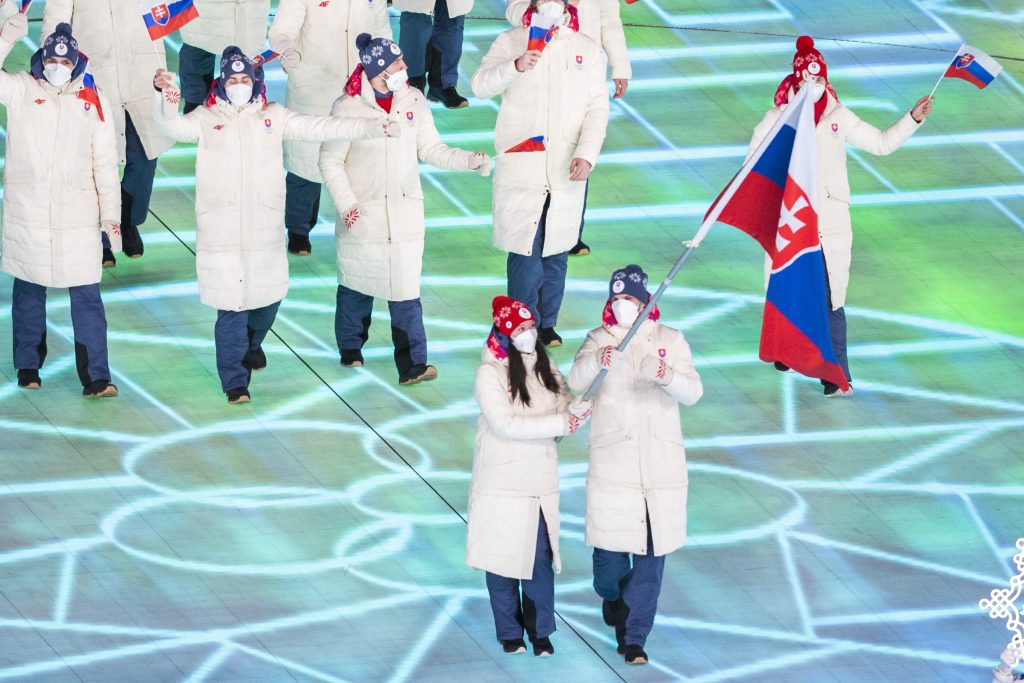 V Pekingu slávnostne otvorili zimnú olympiádu. Slovenskú vlajku niesli Hrivík a Šimoňáková