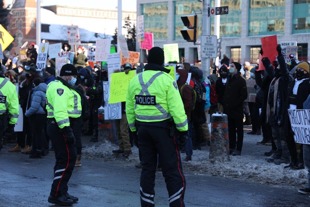 Kanadská polícia zhabala protestujúcim palivo. Občanov, ktorí budú kamionistom pomáhať, zadržia