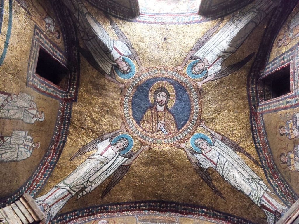 Bohatá rímska bazilika uchováva ostatky tisícov mučeníkov i tabuľu v slovenčine