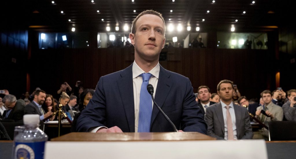 Kongresmani z USA píšu Zuckerbergovi. Trápia ich proruské dezinformácie na slovenskom Facebooku