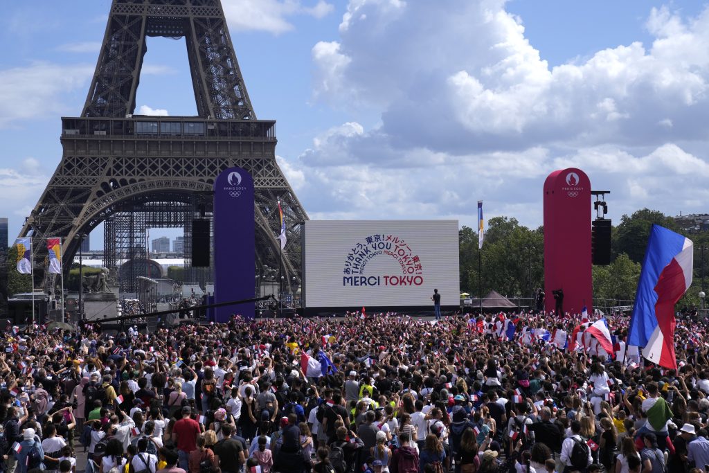 Paríž sa pripravuje na olympiádu. Eiffelova veža dostáva novú farbu a jej okolie čaká rozsiahla zelená rekonštrukcia